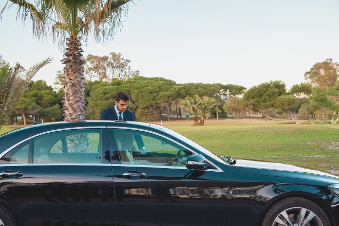 One transfer drivers with several premium vehicles, prepared for private transfers to Puerto de la Duquesa.